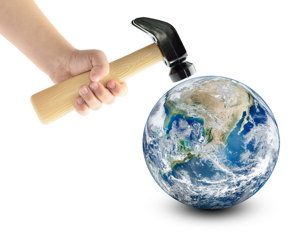 Globe smash avec un marteau, isolé sur un fond blanc. Éléments de cette image fournis par la NASA
 - Photo, image