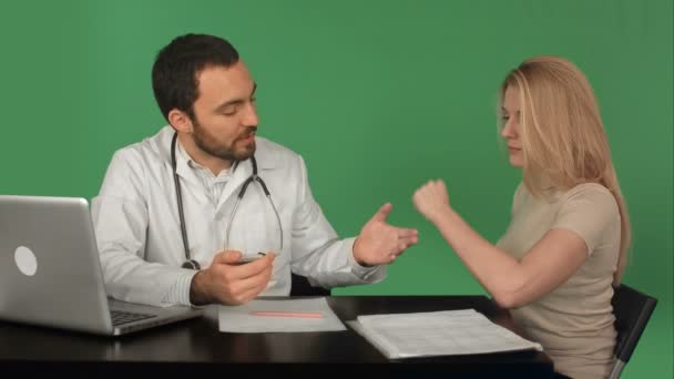 Doctor with patient measuring pulse in a hospital on a Green Screen, Chroma Key - Imágenes, Vídeo