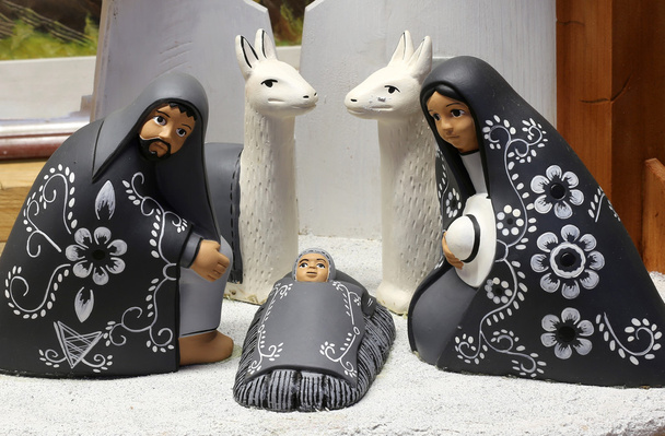 Krippe aus Südamerika mit Jesuskind und schwarzen Keramikfiguren - Foto, Bild