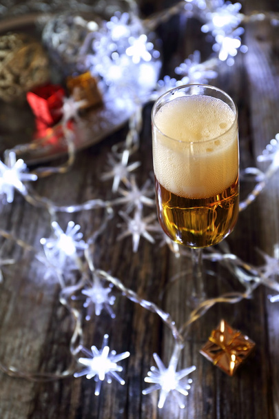 Neujahrsstimmung: Glas Champagner und Weihnachtsdekoration - Foto, Bild