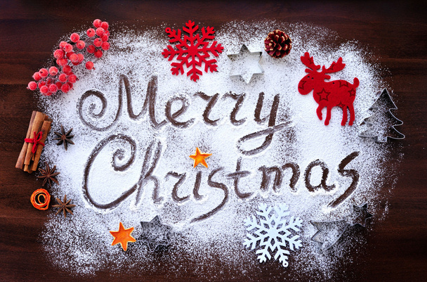 Joyeux Noël texte fait avec de la farine avec des décorations sur planche à découper
 - Photo, image