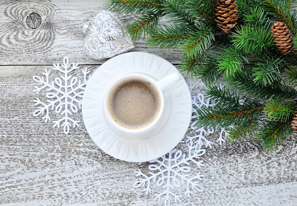 Tazas de café y ramas de abeto con decoraciones navideñas sobre fondo de mesa de madera
 - Foto, Imagen