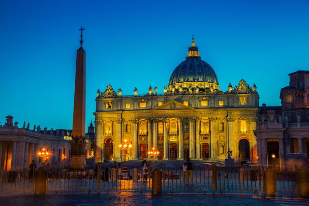 Vatikaanivaltiossa valaistu St. Peters Basilica
 - Valokuva, kuva