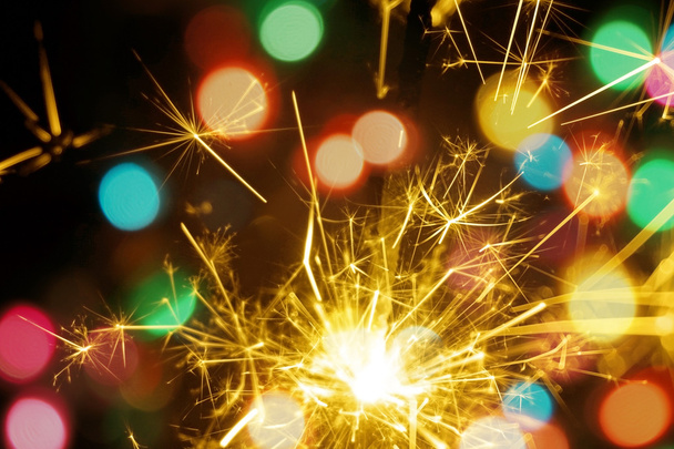 Bengalfeuer, Wunderkerze und buntes Bokeh Weihnachten, Neujahr Hintergrund. - Foto, Bild
