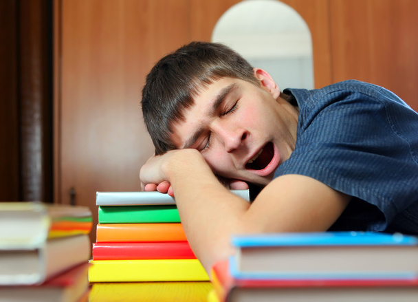 Молодой человек спит на книгах
 - Фото, изображение