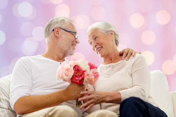 heureux couple aîné avec bouquet de fleurs
 - Photo, image