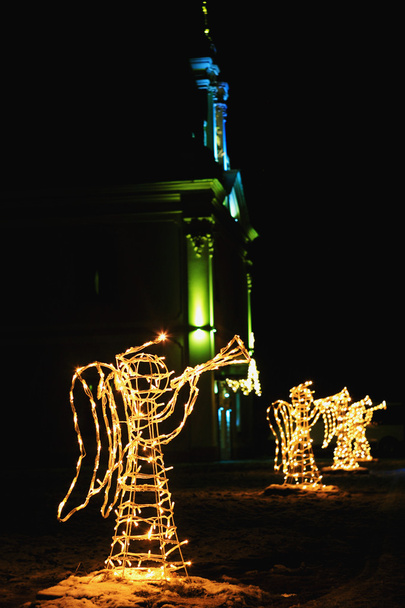 Formas de ángeles con trompeta en tiempo de Navidad
 - Foto, imagen