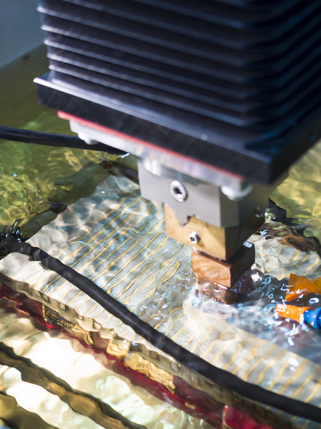 operador usar eletrodo EDM para fazer molde de precisão e morrer
 - Foto, Imagem