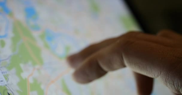 Using a map on a tablet touchscreen device to navigate - Felvétel, videó