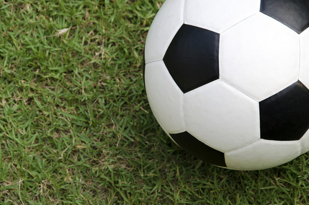 Ballon de football sur un terrain d'herbe
 - Photo, image