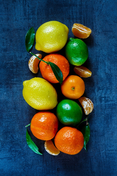 citrus fruits with leaves - Foto, Bild