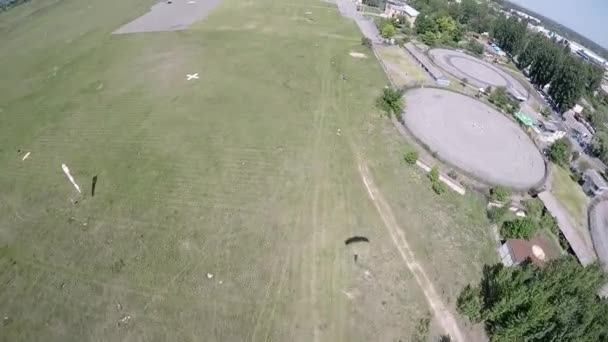 Stín přistání parašutista z hlavy hlediska - Záběry, video
