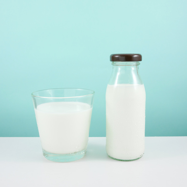 El vaso y la botella de leche fresca
 - Foto, imagen