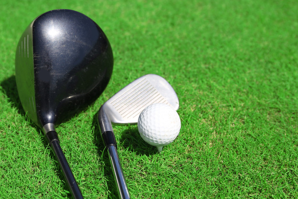 Golf clubs and ball - Foto, afbeelding