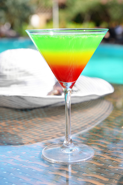 Cocktail on swimming pool - Foto, afbeelding