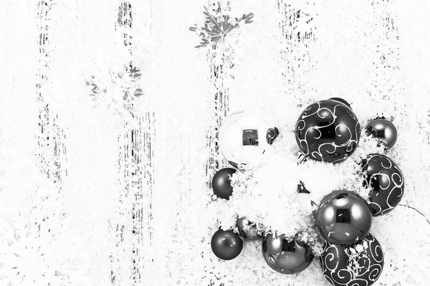 Новорічна тема: ялинкові кульки, сніг, сніжинки, змія на білому ретро стилізованому дерев'яному фоні чорно-білий
 - Фото, зображення
