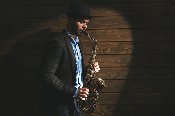man playing on saxophone - Foto, imagen