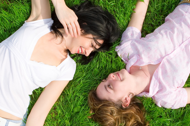 mulheres bonitas descansar na grama verde
 - Foto, Imagem