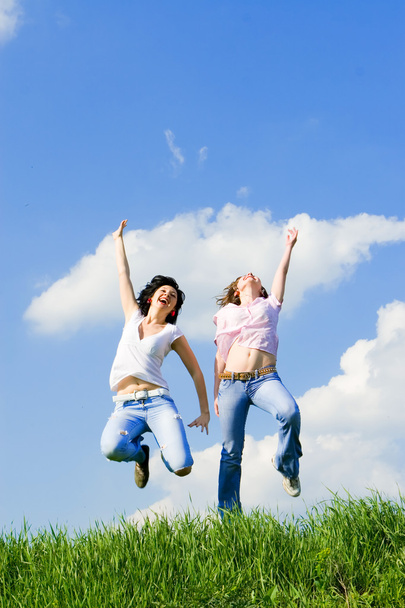 Onnellisia nuoria naisia hyppii
 - Valokuva, kuva
