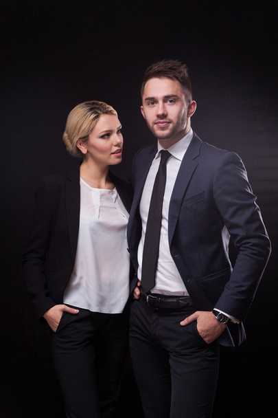стильный, модный и современный бизнесмен и женщина на черном фоне
 - Фото, изображение