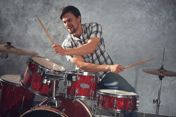 Музыкант играет на барабанах - Фото, изображение