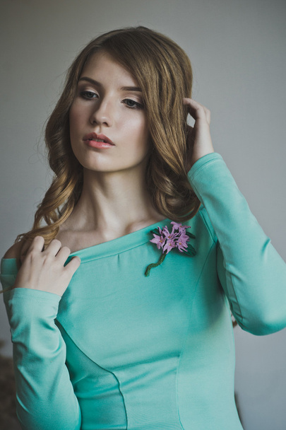 Studio portrait of a girl in a turquoise dress 4443. - Foto, imagen