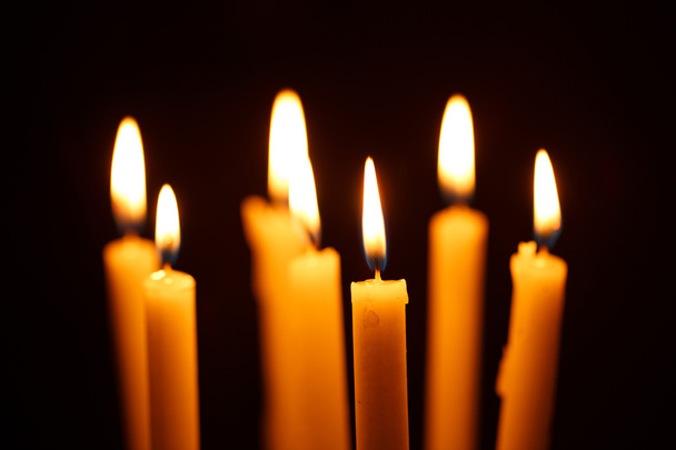 Monet polttavat kynttilät mustalla
 - Valokuva, kuva