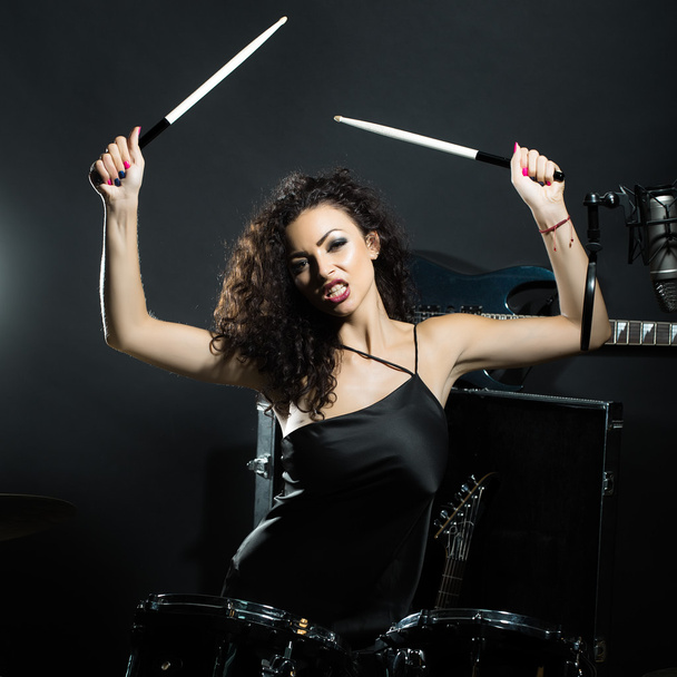 Woman playing drums - Foto, imagen