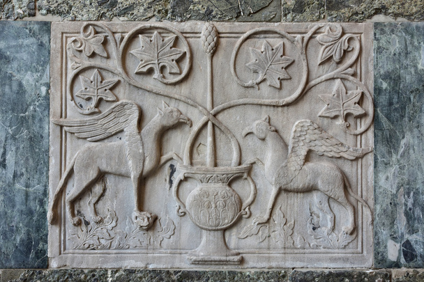 Древний рельеф двух мифических гриффинов
 - Фото, изображение
