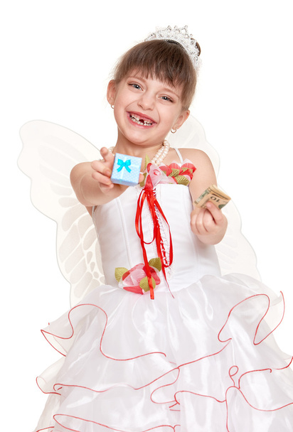 Зубная фея, одетая в белое с крыльями, дарит подарки и деньги
 - Фото, изображение