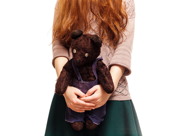 Meisje haar favoriete teddybeer knuffelen - Foto, afbeelding