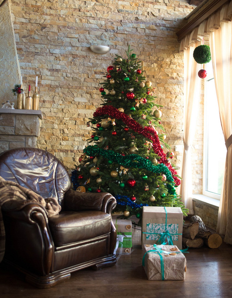 Weihnachtsstillleben mit Tannenbaum, Lichtern und Schmuck - Foto, Bild
