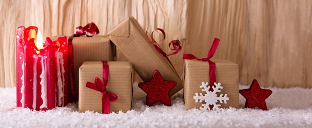 Cadeaux de Noël et bougie rouge de l'Avent
. - Photo, image