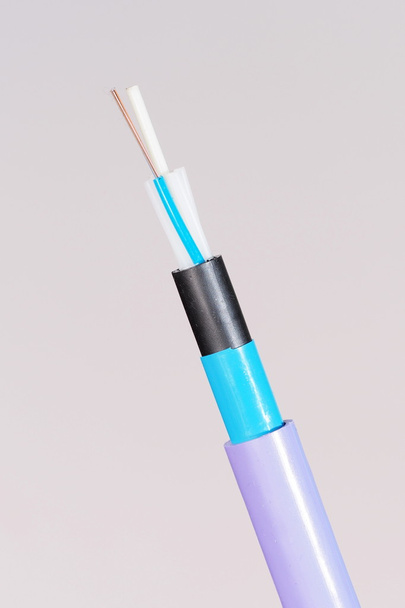Fialový vlákno optický kabel končí svlékl bundu vrstvy a exponované barevné  - Fotografie, Obrázek