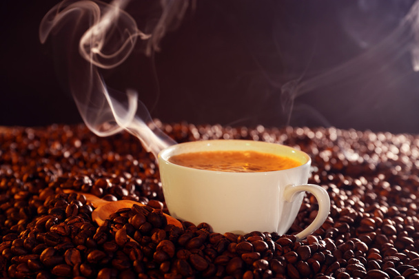 Чашка кави і кавових зерен крупним планом
 - Фото, зображення