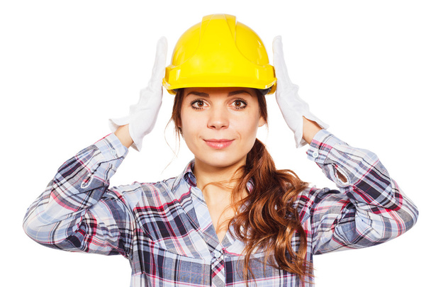 Mujer joven en casco de construcción amarillo
  - Foto, Imagen