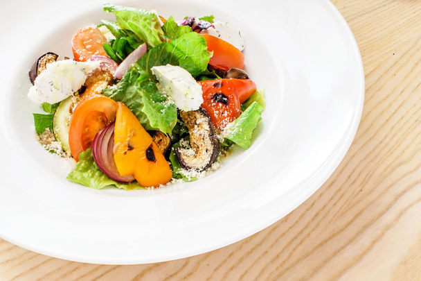 vegetable salad on plate - Foto, afbeelding