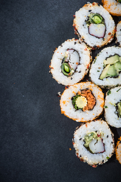 Rolos estilo sushi da Califórnia, com vegetais crus
 - Foto, Imagem