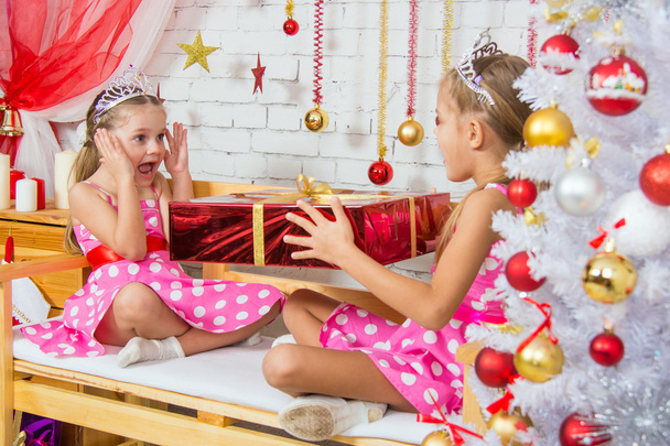 Girl surprised big red Christmas gifts - Fotoğraf, Görsel