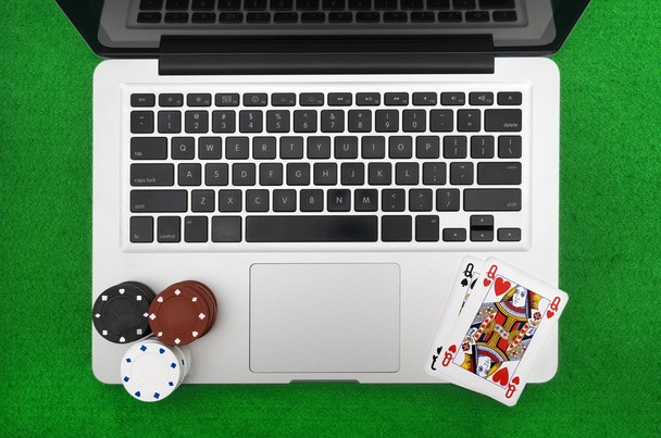 Kannettava tietokone, pokerikortit ja pelimerkit
 - Valokuva, kuva