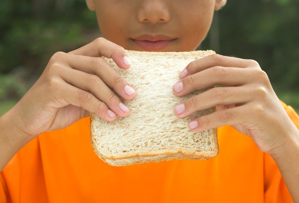 Мальчик ест бутерброды
. - Фото, изображение