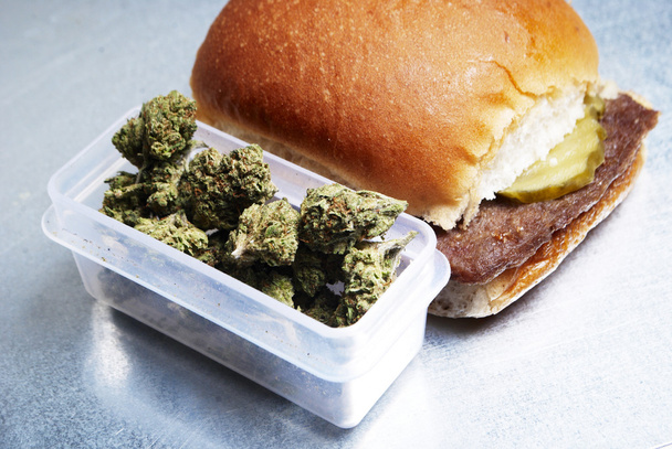 Marihuana und Junk Food, Knabbereien - Foto, Bild
