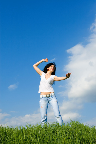Szczęśliwa młoda kobieta marzy, aby latać na wiatry - Zdjęcie, obraz