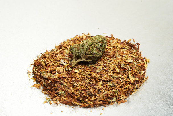 marihuana a tabák - Fotografie, Obrázek