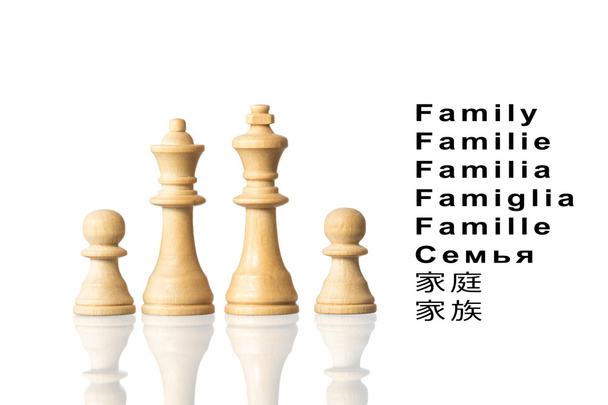 Représentation de la famille avec pièces d'échecs et mot "famille"
 - Photo, image
