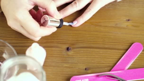 Mujer haciendo manicura
 - Imágenes, Vídeo