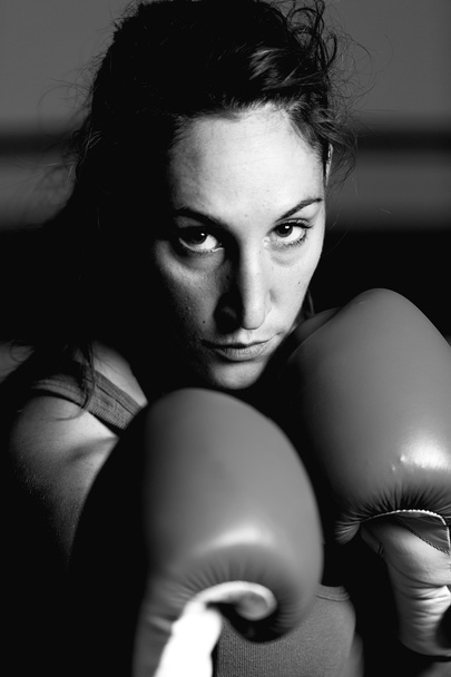 Schwarz-Weiß-Porträt einer Sportlerin, die in die Kamera blickt - Foto, Bild