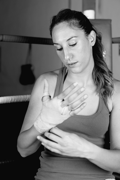 Jonge vrouwelijke bokser Koppelverkoop up handen - Foto, afbeelding