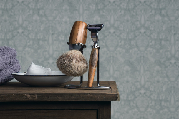 Vintage mokré holení nástroje na dřevěný stůl - Fotografie, Obrázek