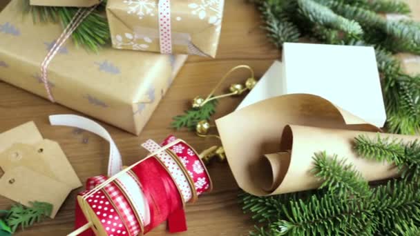 Karácsonyi ajándék csomagolás - Felvétel, videó